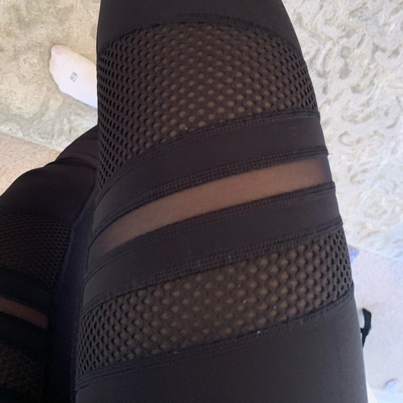 Lululemon Wunder Unders like new - Picture 4 of 5